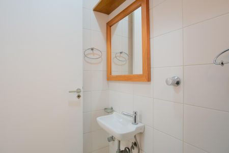 Casa de condomínio à venda com 290m², 5 quartos e 4 vagasBanheiro de Serviço