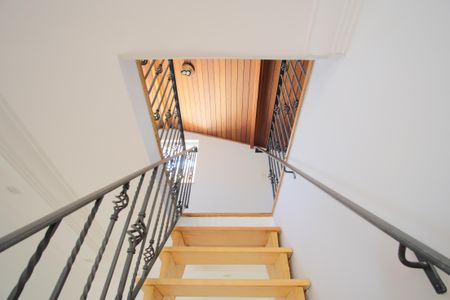 Casa de condomínio à venda com 290m², 5 quartos e 4 vagasEscada