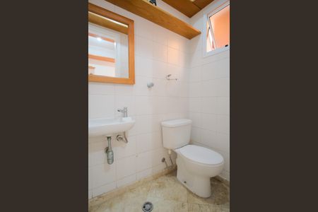 Casa de condomínio à venda com 290m², 5 quartos e 4 vagasBanheiro de Serviço