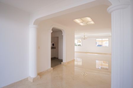 Casa de condomínio à venda com 290m², 5 quartos e 4 vagasSala