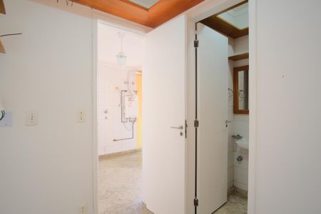 Casa de condomínio à venda com 290m², 5 quartos e 4 vagasQuarto de Serviço