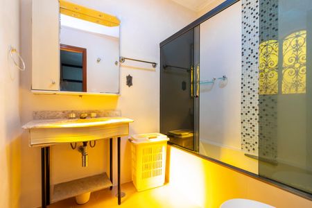 Casa à venda com 230m², 4 quartos e 3 vagasBanheiro da Suíte 1