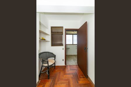 Apartamento à venda com 220m², 3 quartos e 2 vagas Apartamento à venda com 220m², 3 quartos e 2 vagasQuarto de Serviço