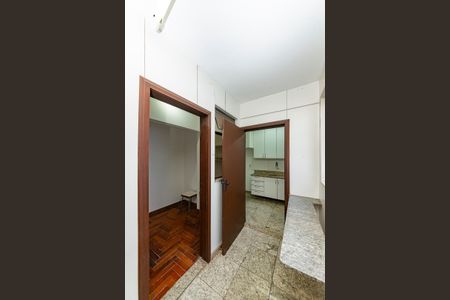 Apartamento à venda com 220m², 3 quartos e 2 vagas Apartamento à venda com 220m², 3 quartos e 2 vagasQuarto de Serviço