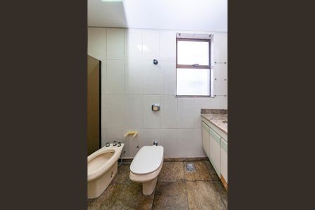 Apartamento à venda com 220m², 3 quartos e 2 vagas Apartamento à venda com 220m², 3 quartos e 2 vagasBanheiro da Suíte