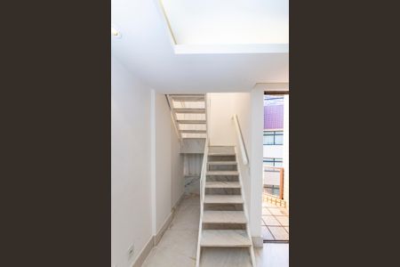 Apartamento à venda com 220m², 3 quartos e 2 vagas Apartamento à venda com 220m², 3 quartos e 2 vagasEscada