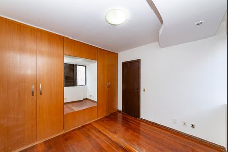 Apartamento à venda com 220m², 3 quartos e 2 vagas Apartamento à venda com 220m², 3 quartos e 2 vagasSuíte