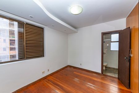 Apartamento à venda com 220m², 3 quartos e 2 vagas Apartamento à venda com 220m², 3 quartos e 2 vagasSuíte
