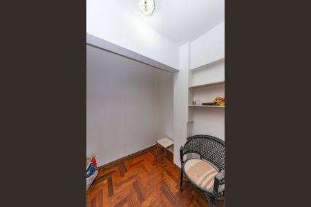Apartamento à venda com 220m², 3 quartos e 2 vagas Apartamento à venda com 220m², 3 quartos e 2 vagasQuarto de Serviço