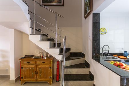 Casa à venda com 112m², 3 quartos e 3 vagasEscada 