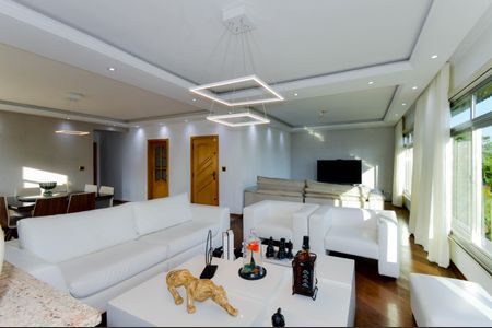 Casa à venda com 600m², 4 quartos e 12 vagasSala