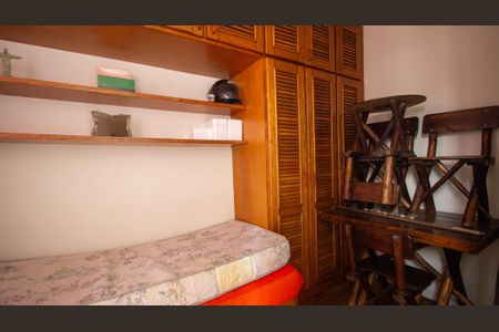 Apartamento à venda com 181m², 3 quartos e 2 vagas Apartamento à venda com 181m², 3 quartos e 2 vagasQuarto de Serviço