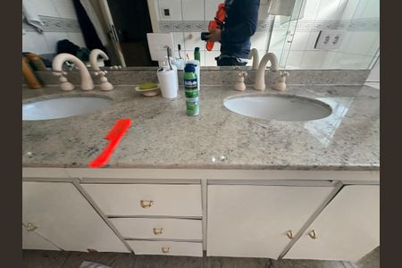 Apartamento à venda com 250m², 4 quartos e 2 vagasBanheiro da Suíte 2