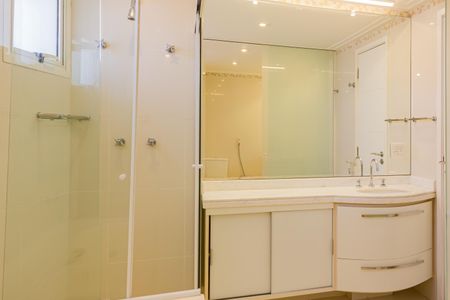 Apartamento à venda com 366m², 5 quartos e 5 vagasBanheiro da Suíte 1