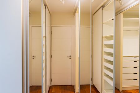 Apartamento à venda com 366m², 5 quartos e 5 vagasCloset da suíte 1