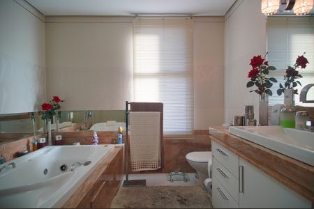 Apartamento à venda com 193m², 2 quartos e 4 vagasBanheiro 1 da suíte 1