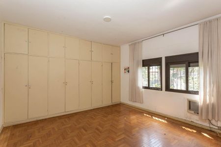 Casa à venda com 237m², 2 quartos e 4 vagas