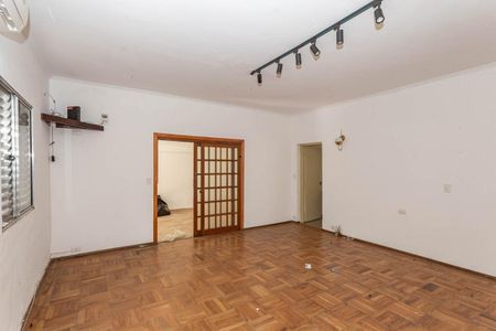 Casa à venda com 237m², 2 quartos e 4 vagas