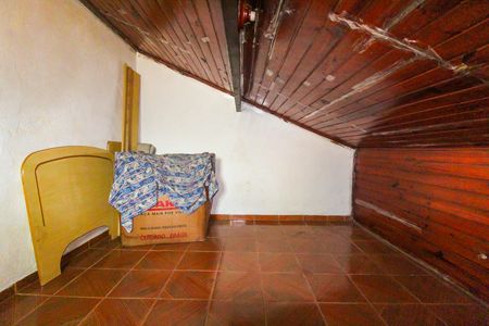 Casa à venda com 180m², 5 quartos e 2 vagas Casa à venda com 180m², 5 quartos e 2 vagasSótão