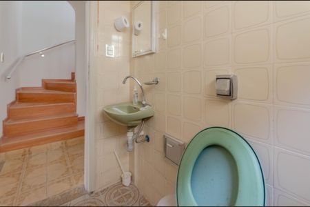 Casa à venda com 200m², 4 quartos e 2 vagas Casa à venda com 200m², 4 quartos e 2 vagasBanheiro Social