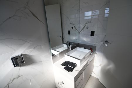 Casa de condomínio à venda com 420m², 5 quartos e 4 vagasBanheiro 4