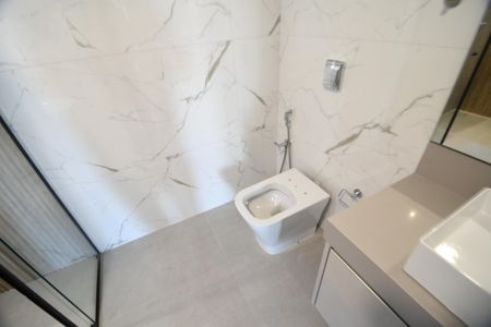 Casa de condomínio à venda com 420m², 5 quartos e 4 vagasBanheiro 1