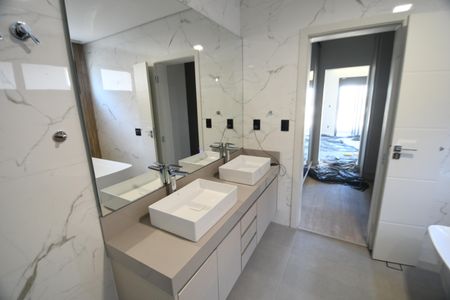 Casa de condomínio à venda com 420m², 5 quartos e 4 vagasBanheiro 1