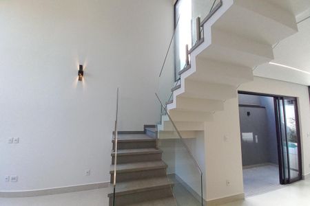 Casa de condomínio à venda com 300m², 4 quartos e 4 vagasEscada