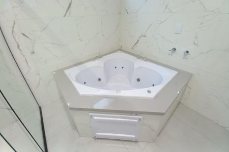 Casa de condomínio à venda com 300m², 4 quartos e 4 vagasDetalhe do Banheiro da Suíte 4