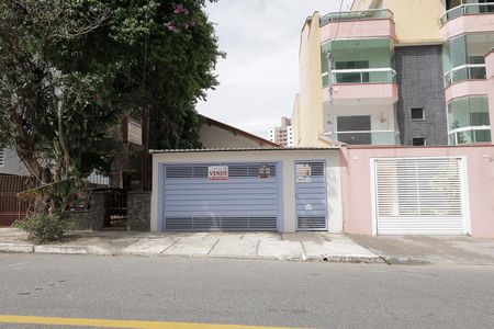 Casa à venda com 231m², 2 quartos e 2 vagasFachada