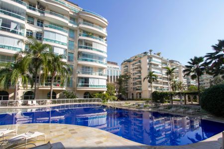 Apartamento para alugar com 208m², 3 quartos e 3 vagas Apartamento para alugar com 208m², 3 quartos e 3 vagasÁrea comum - Piscina