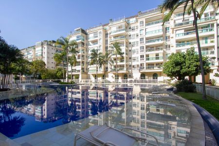 Apartamento para alugar com 208m², 3 quartos e 3 vagas Apartamento para alugar com 208m², 3 quartos e 3 vagasÁrea comum - Piscina