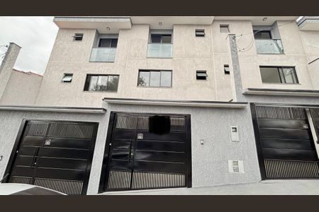 Casa à venda com 111m², 2 quartos e 2 vagas Casa à venda com 111m², 2 quartos e 2 vagasFachada