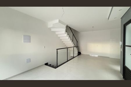 Casa à venda com 111m², 2 quartos e 2 vagas Casa à venda com 111m², 2 quartos e 2 vagasSala