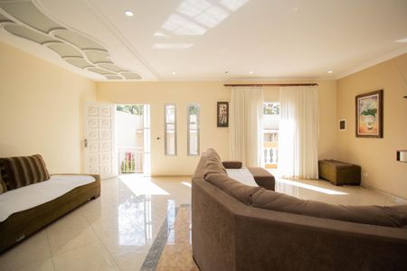 Casa à venda com 334m², 3 quartos e 4 vagas Casa à venda com 334m², 3 quartos e 4 vagasSala