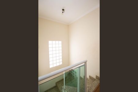 Casa à venda com 334m², 3 quartos e 4 vagas Casa à venda com 334m², 3 quartos e 4 vagasEscada