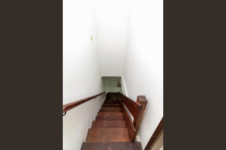 Casa à venda com 270m², 3 quartos e 3 vagas Casa à venda com 270m², 3 quartos e 3 vagasEscada