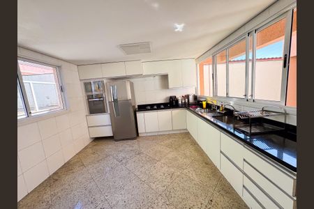 Casa à venda com 300m², 3 quartos e 2 vagas Casa à venda com 300m², 3 quartos e 2 vagasCozinha