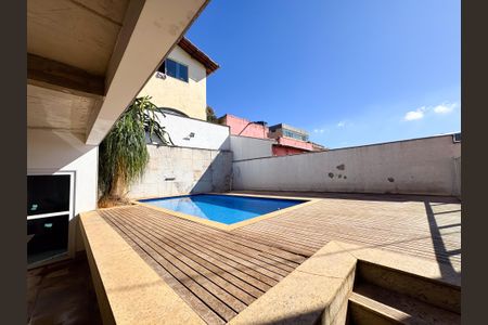 Casa à venda com 300m², 3 quartos e 2 vagas Casa à venda com 300m², 3 quartos e 2 vagasÁrea Externa