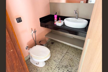 Casa à venda com 300m², 3 quartos e 2 vagas Casa à venda com 300m², 3 quartos e 2 vagasLavabo