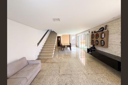 Casa à venda com 300m², 3 quartos e 2 vagas Casa à venda com 300m², 3 quartos e 2 vagasSala