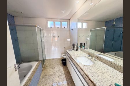 Casa à venda com 300m², 3 quartos e 2 vagas Casa à venda com 300m², 3 quartos e 2 vagasBanheiro da Suíte