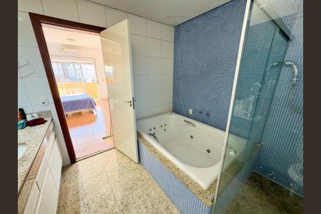 Casa à venda com 300m², 3 quartos e 2 vagas Casa à venda com 300m², 3 quartos e 2 vagasBanheiro da Suíte