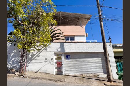 Casa à venda com 300m², 3 quartos e 2 vagas Casa à venda com 300m², 3 quartos e 2 vagasFachada