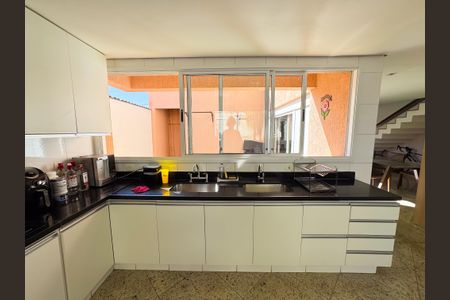 Casa à venda com 300m², 3 quartos e 2 vagas Casa à venda com 300m², 3 quartos e 2 vagasCozinha
