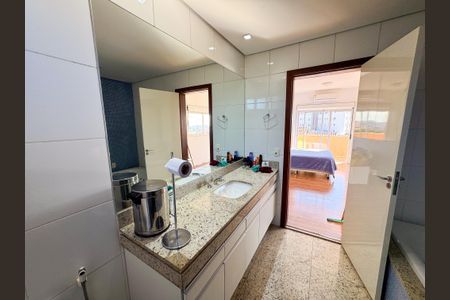 Casa à venda com 300m², 3 quartos e 2 vagas Casa à venda com 300m², 3 quartos e 2 vagasBanheiro da Suíte