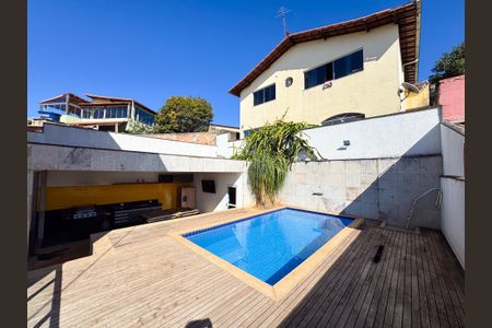 Casa à venda com 300m², 3 quartos e 2 vagas Casa à venda com 300m², 3 quartos e 2 vagasÁrea Externa