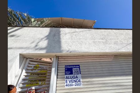 Casa à venda com 300m², 3 quartos e 2 vagas Casa à venda com 300m², 3 quartos e 2 vagasFachada