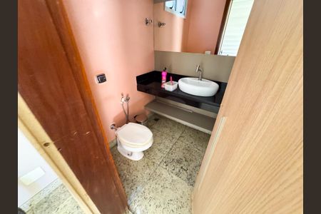 Casa à venda com 300m², 3 quartos e 2 vagas Casa à venda com 300m², 3 quartos e 2 vagasLavabo