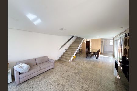 Casa à venda com 300m², 3 quartos e 2 vagas Casa à venda com 300m², 3 quartos e 2 vagasSala